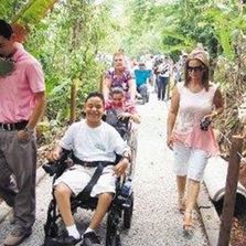                         Para muchos de los asistentes a la inauguración, esta fue la primera vez que pudieron recorrer por su cuenta un parque nacional. El sendero es apto para sillas de ruedas y andaderas. | JORGE UMAÑA